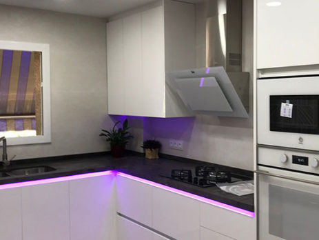 Cocina moderna con luces led violeta bajo el mármol